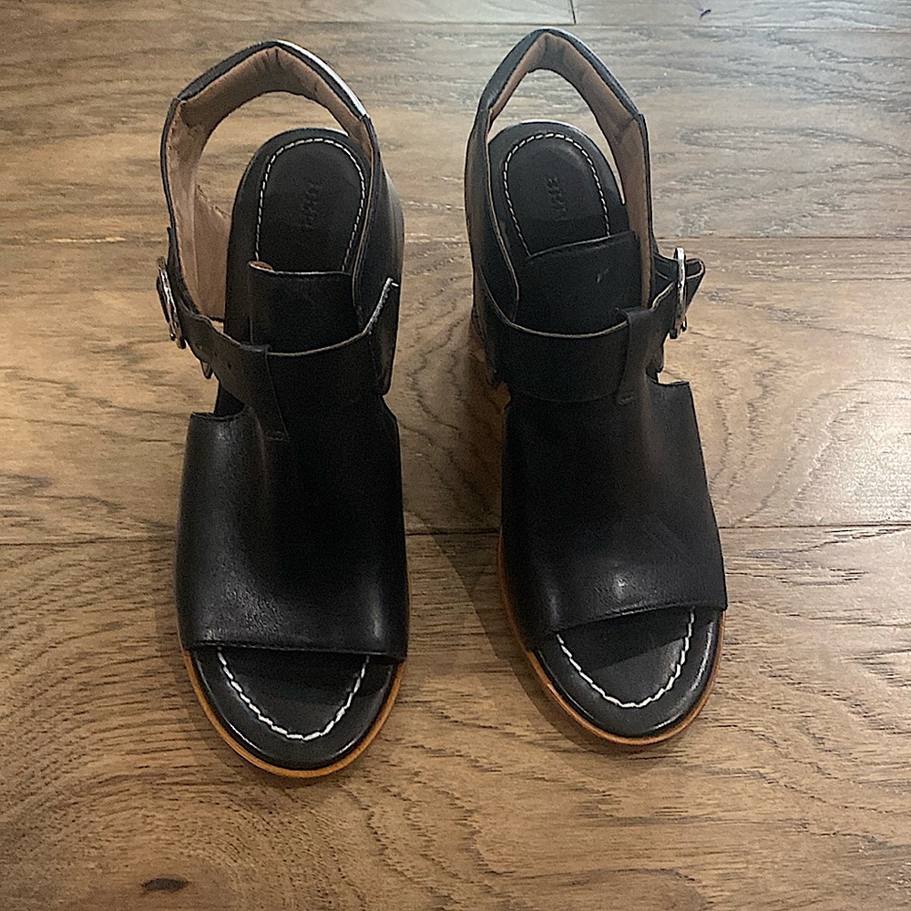 Bernardo size 9 black Leather shoe